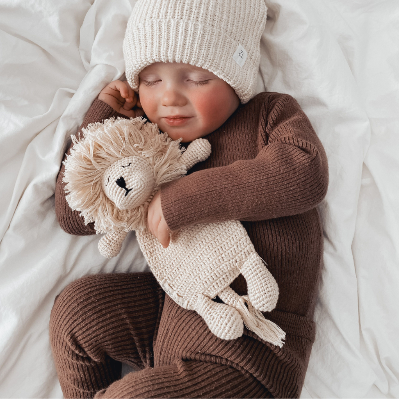 Cuddle me Lion Comforter with sleeping toddler - full view